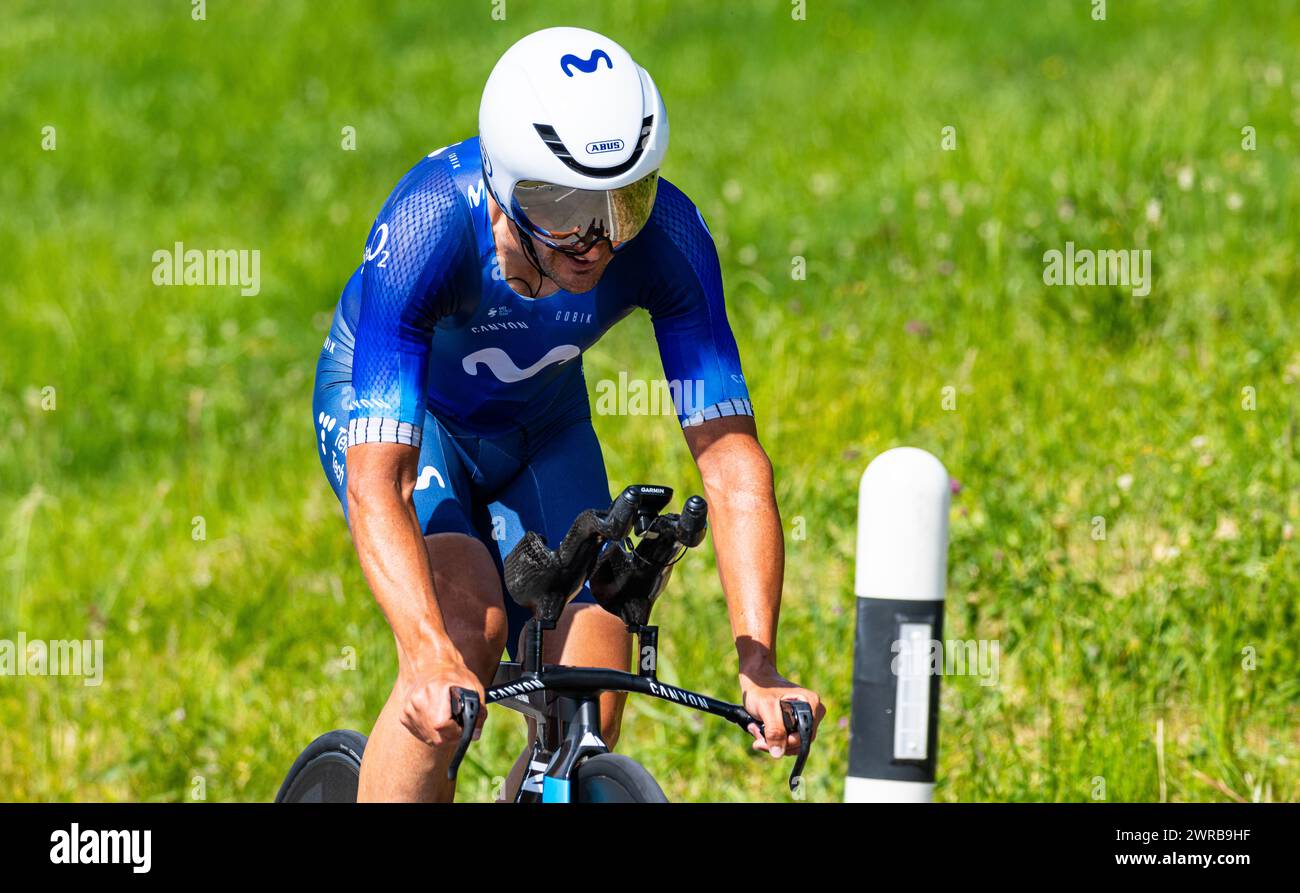 Der spanische Radrennfahrer Gorka Izagirre vom Moviestar Team kämpft sich, während dem Einzelzeitfahren der 8. Etappe der Tour de Suisse, den Anstieg Stock Photo