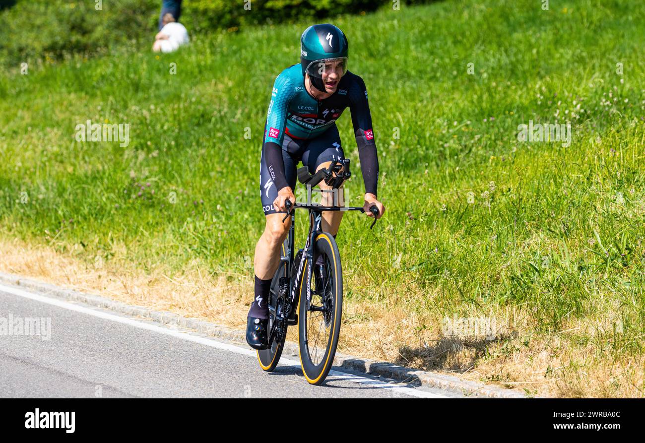 Der deutsche Radrennfahrer Maximilian Schachmann vom Team BORA - Hansgrohe kämpft sich, während dem Einzelzeitfahren der 8. Etappe der Tour de Suisse, Stock Photo