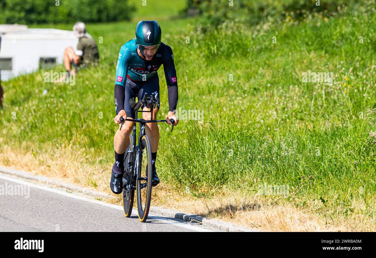 Der deutsche Radrennfahrer Maximilian Schachmann vom Team BORA - Hansgrohe kämpft sich, während dem Einzelzeitfahren der 8. Etappe der Tour de Suisse, Stock Photo