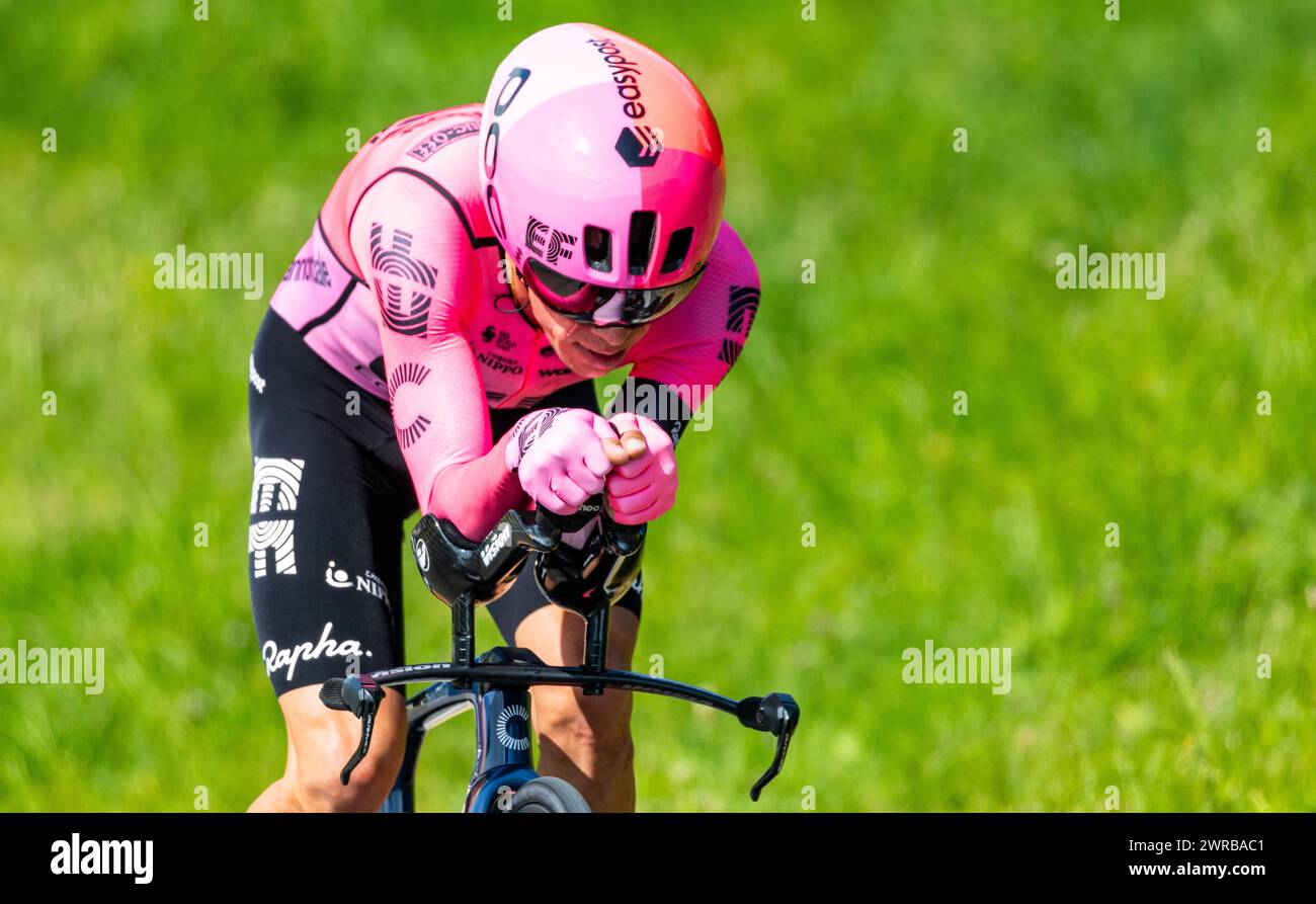 Der kolumbische Radrennfahrer Rigoberto Uran vom Team EF Education-Easypost kämpft sich, während dem Einzelzeitfahren der 8. Etappe der Tour de Suisse Stock Photo