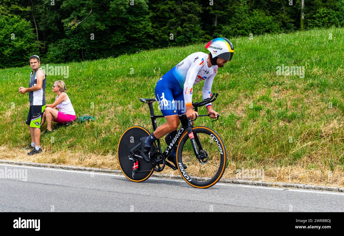 Der tschechische Radrennfahrer Peter Sagen vom Team TotalEnergies ist, beim Einzelzeitfahren der 8. Etappe der Tour de Suisse, beim anstregenden Ansti Stock Photo