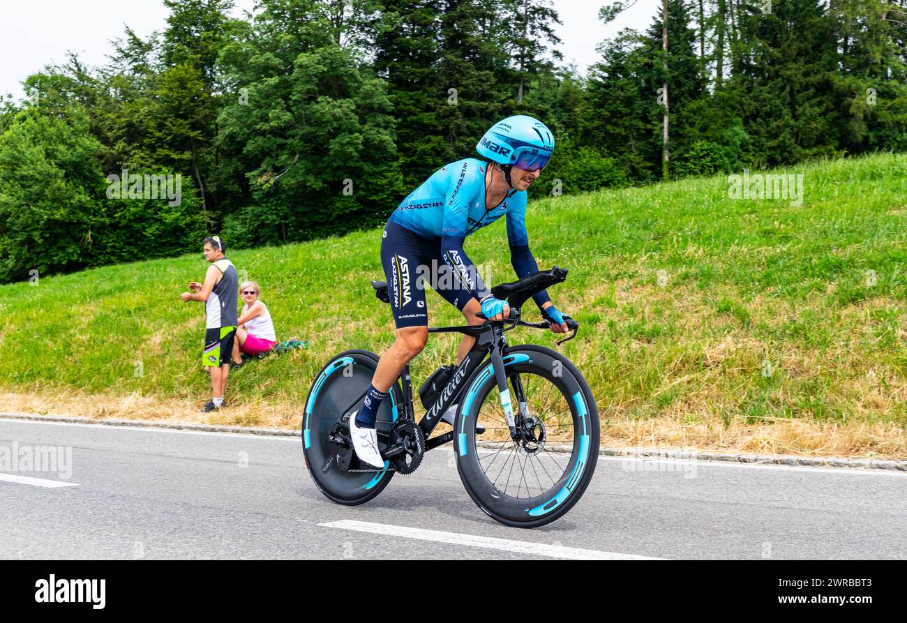 Der italienische Radrennfahrer  Simone Velasco vom Team Astana Qazaqstand kämpft sich, während dem Einzelzeitfahren der 8. Etappe der Tour de Suisse, Stock Photo