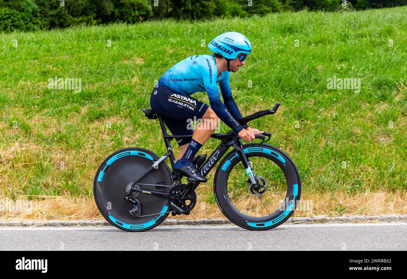 Der italienische Radrennfahrer  Simone Velasco vom Team Astana Qazaqstand kämpft sich, während dem Einzelzeitfahren der 8. Etappe der Tour de Suisse, Stock Photo