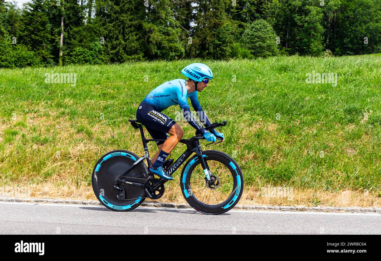 Der italienische Radrennfahrer Samuele Battistella vom Team Astana Qazaqstand kämpft sich, während dem Einzelzeitfahren der 8. Etappe der Tour de Suis Stock Photo