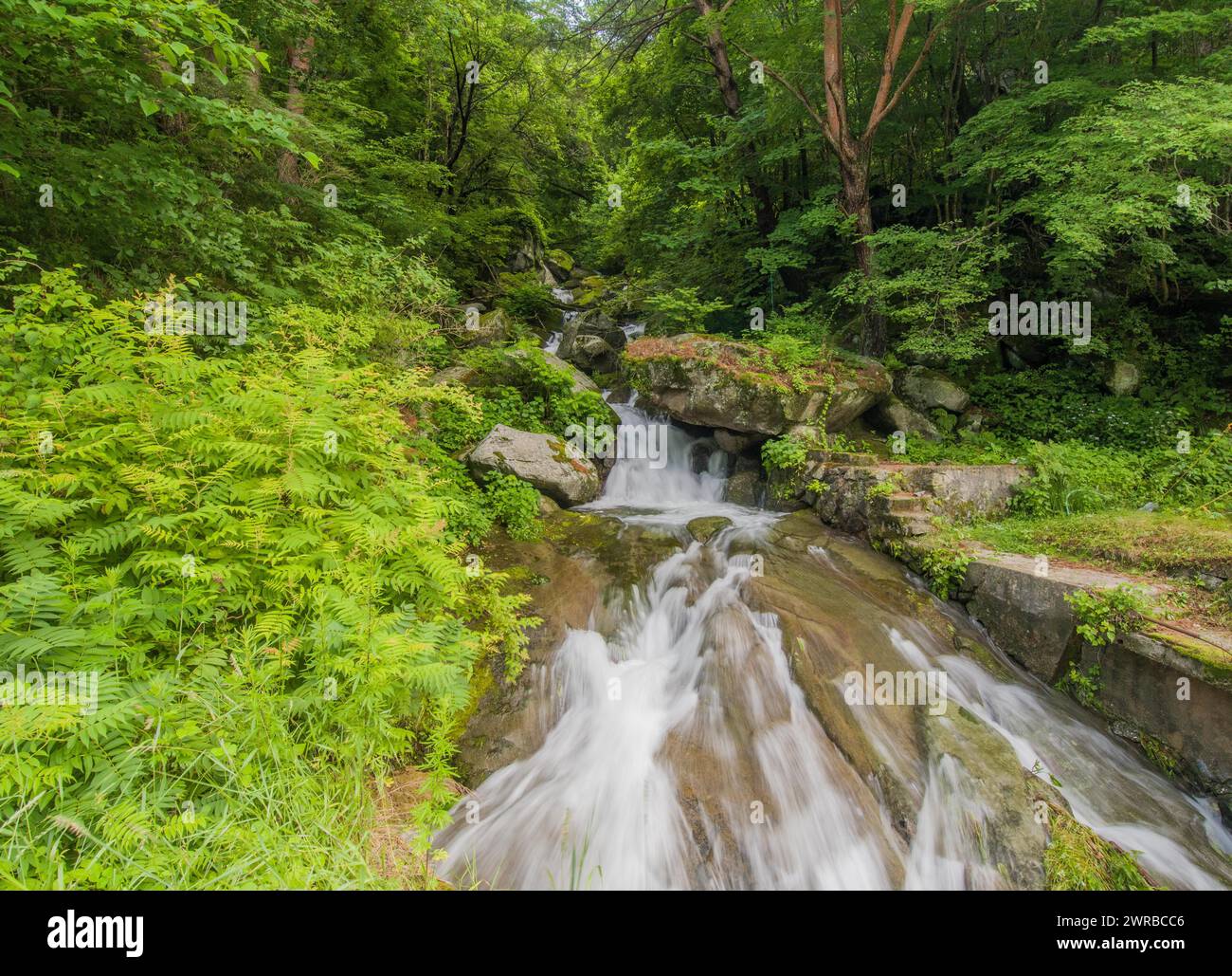 Stream flowing over rocky mountainside hi-res stock photography and ...