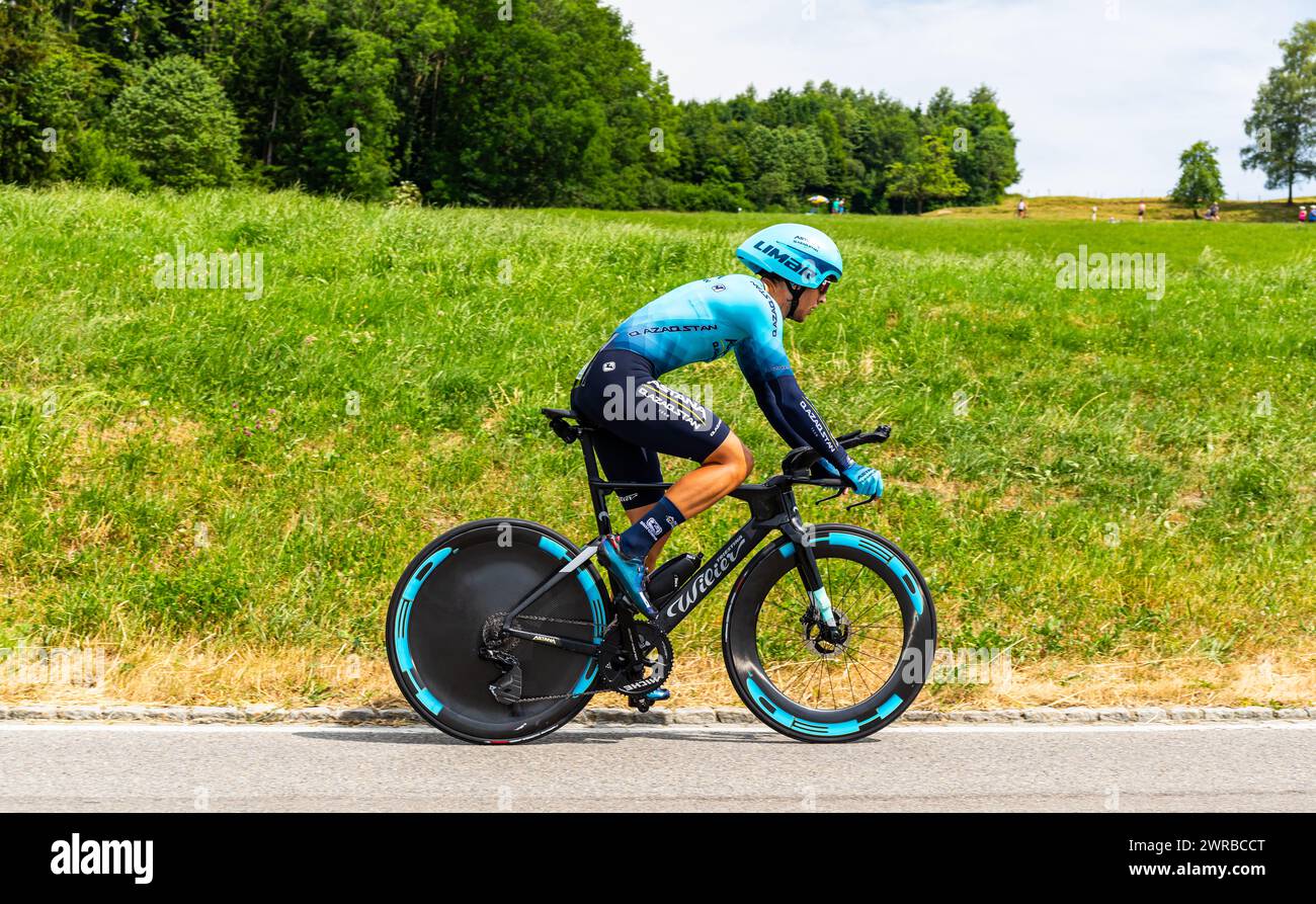 Der italienische Radrennfahrer Samuele Battistella vom Team Astana Qazaqstand kämpft sich, während dem Einzelzeitfahren der 8. Etappe der Tour de Suis Stock Photo