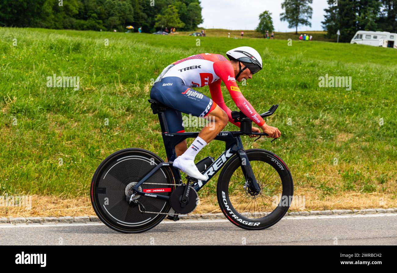 Der italienische Radrennfahrer Filippo Baroncini vom Team Trek - Segafredo kämpft sich, während dem Einzelzeitfahren der 8. Etappe der Tour de Suisse, Stock Photo