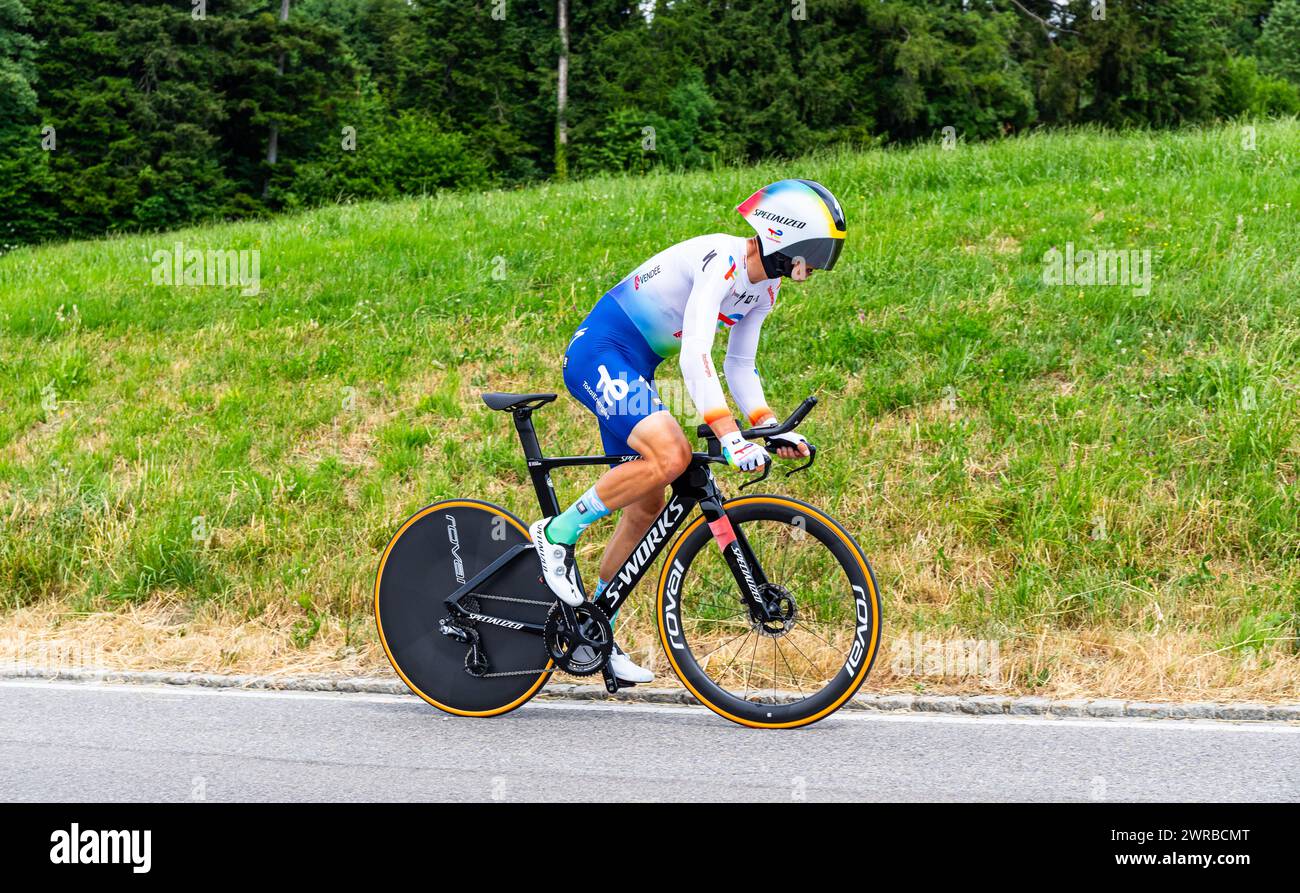 Der französische Radrennfahrer Valentin Ferron vom Team TotalEnergies kämpft sich, während dem Einzelzeitfahren der 8. Etappe der Tour de Suisse, den Stock Photo