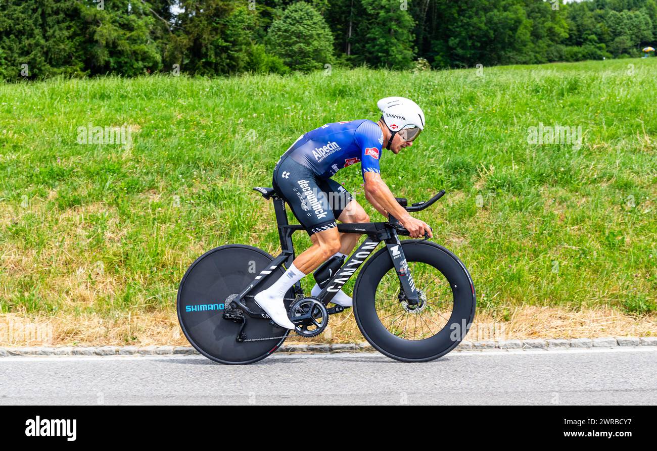 der italienische Radrennfahrer Kristian Sbaragli vom Team Alepcin-Deceuninck kämpft sich, während dem Einzelzeitfahren der 8. Etappe der Tour de Suiss Stock Photo