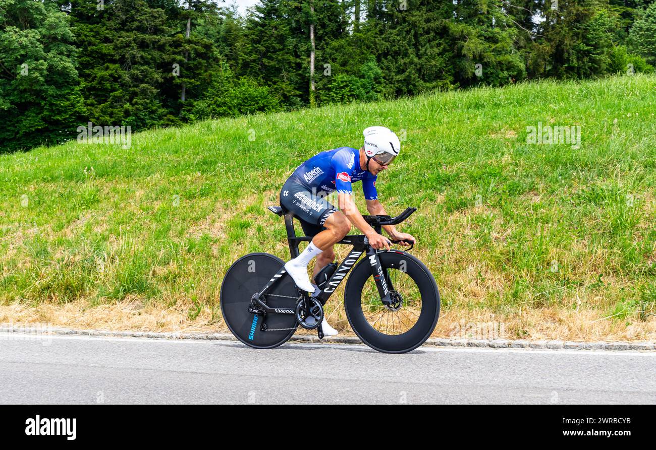 der italienische Radrennfahrer Kristian Sbaragli vom Team Alepcin-Deceuninck kämpft sich, während dem Einzelzeitfahren der 8. Etappe der Tour de Suiss Stock Photo
