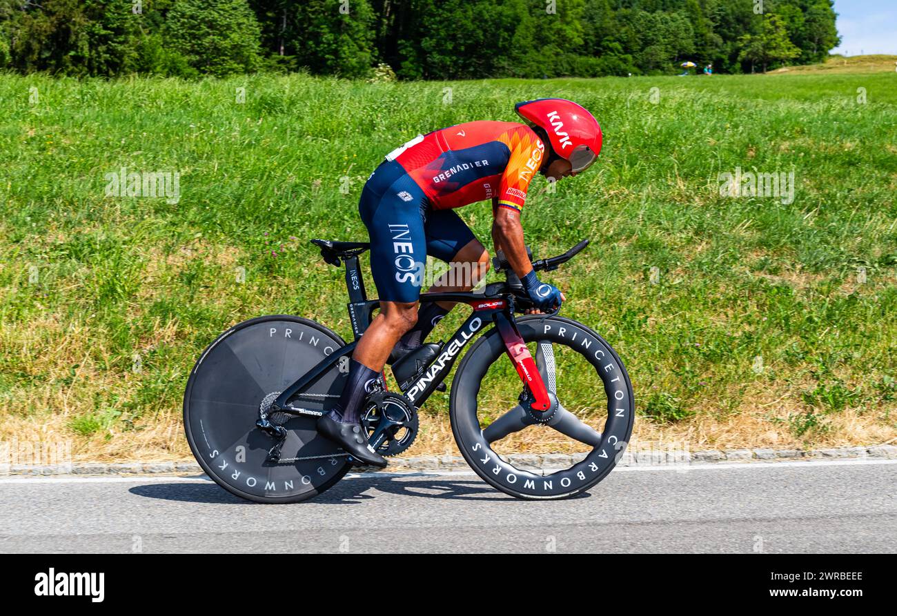 Der ecuadorianische Radrennfahrer Jhonatan Narvaez vom Team INEOS Grenadiers kämpft sich, während dem Einzelzeitfahren der 8. Etappe der Tour de Suiss Stock Photo