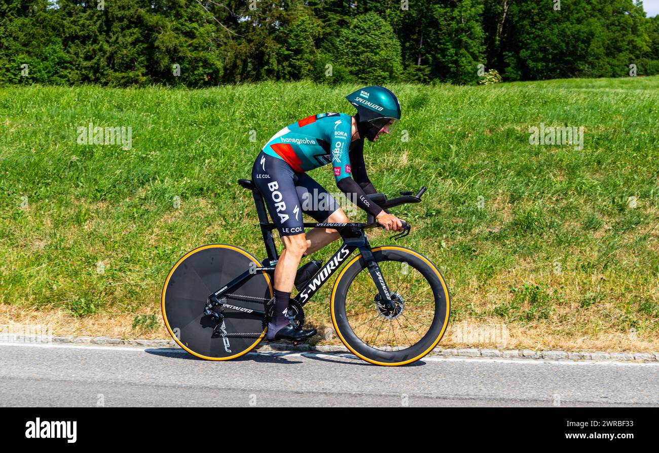 Der deutsche Radrennfahrer Maximilian Schachmann vom Team BORA - Hansgrohe kämpft sich, während dem Einzelzeitfahren der 8. Etappe der Tour de Suisse, Stock Photo