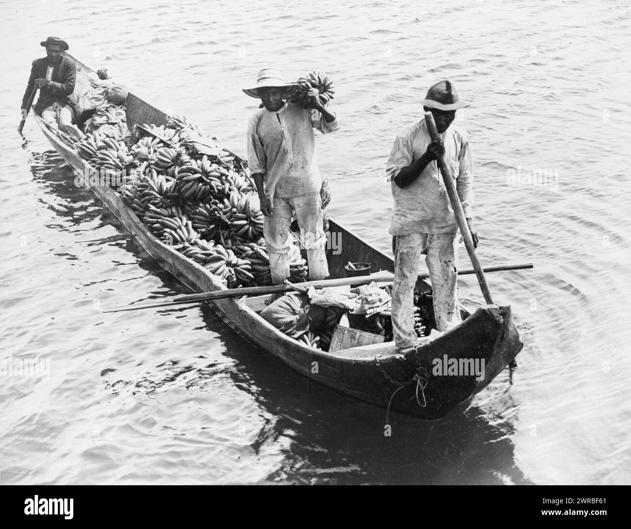 Three men in a boat transporting bananas to the city markets in Panama, Carpenter, Frank G. (Frank George), 1855-1924, collector, between 1890 and 1923, Bananas, Panama, 1890-1930, Photographic prints, 1890-1930., Photographic prints, 1890-1930, 1 photographic print Stock Photo