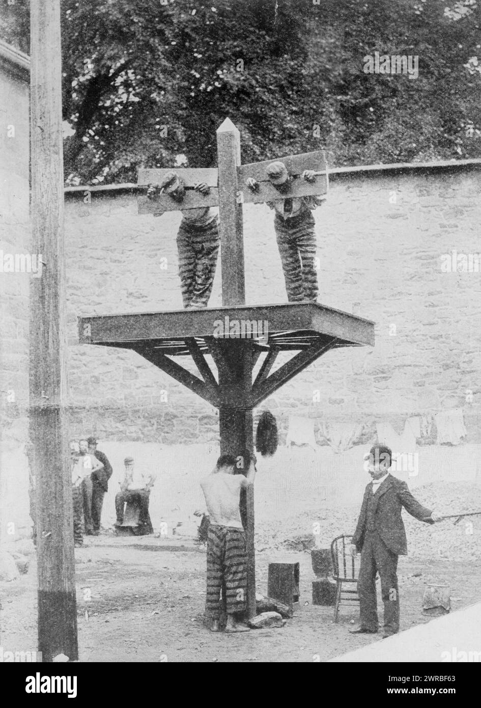 Two prisoners in pillory with another tied to whipping post below and a man with whip, at New Castle County Courthouse in Delaware, ca. 1900, Prisoners, Delaware, 1900, Photographic prints, 1900., Photographic prints, 1900, 1 photographic print Stock Photo