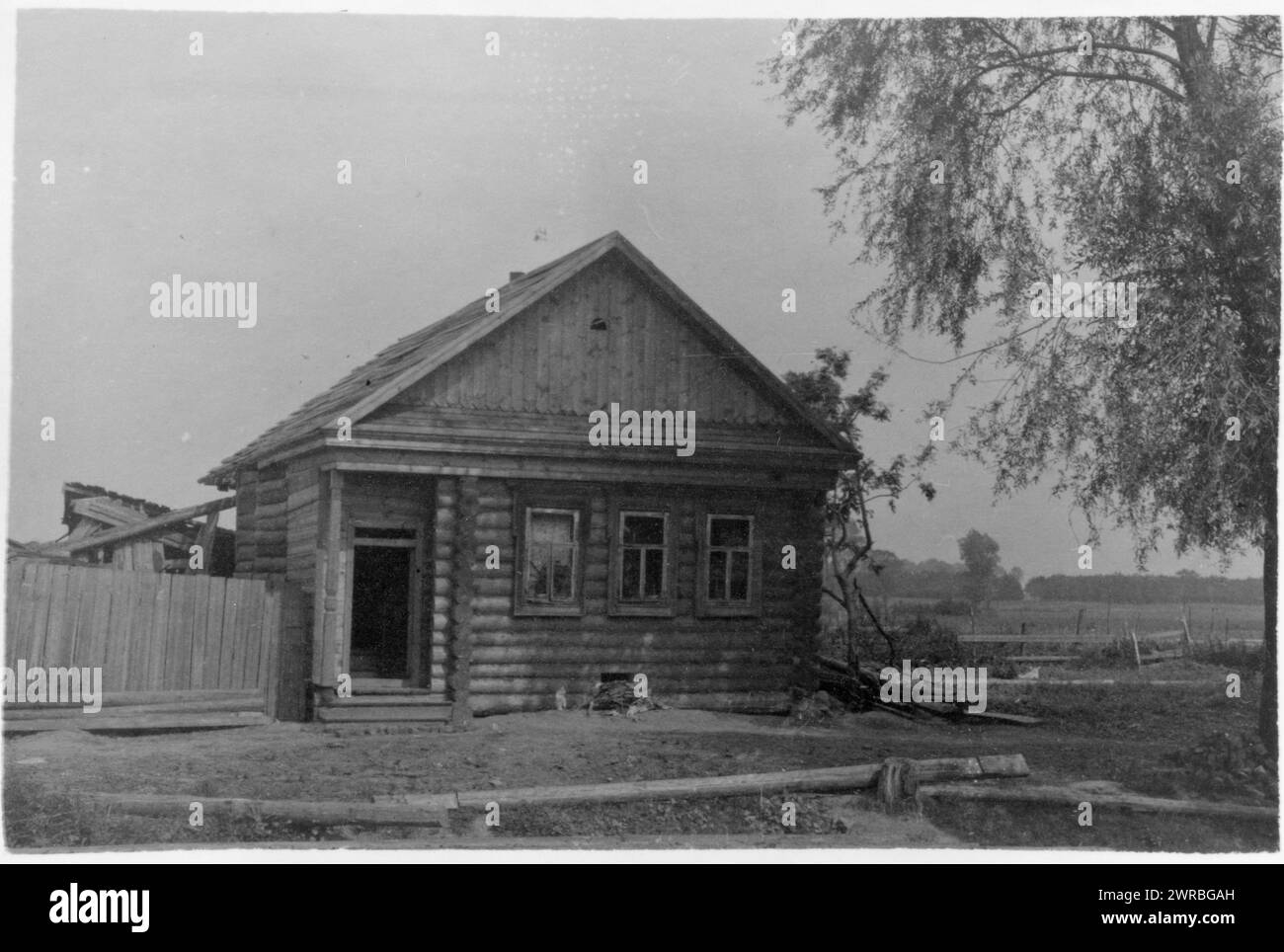 A finished log house, Kolhoz (collective farm), near Gorky, Russia, between ca. 1920 and 1924, Log buildings, Soviet Union, 1910-1930, Photographic prints, 1910-1930., Photographic prints, 1910-1930, 1 photographic print Stock Photo