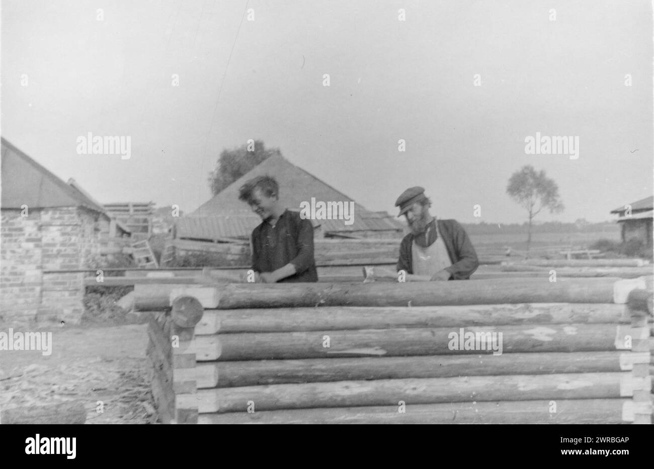 Two men building a log house, Kolhoz (collective farm), near Gorky, Russia, between ca. 1920 and 1924, Log buildings, Soviet Union, 1910-1930, Photographic prints, 1910-1930., Photographic prints, 1910-1930, 1 photographic print Stock Photo