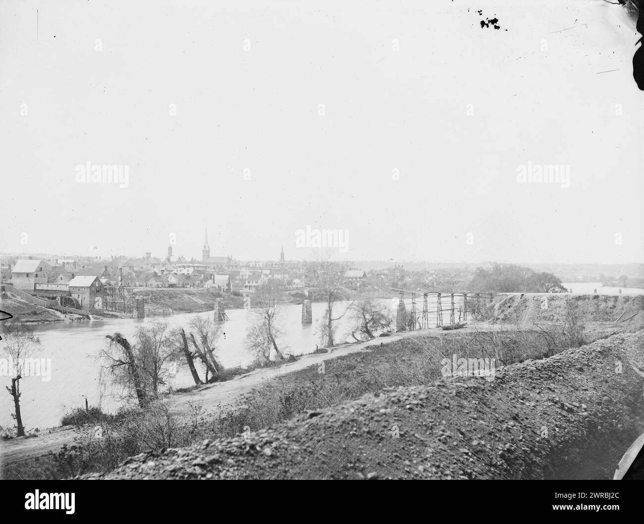 Fredericksburg, Virginia. View of town from east bank of the Rappahannock, O'Sullivan, Timothy H., 1840-1882, photographer, 1863 Mar., United States, History, Civil War, 1861-1865, Glass negatives, 1860-1870, Stereographs, 1860-1870, 1 negative: glass, stereograph, wet collodion, 4 x 10 in Stock Photo