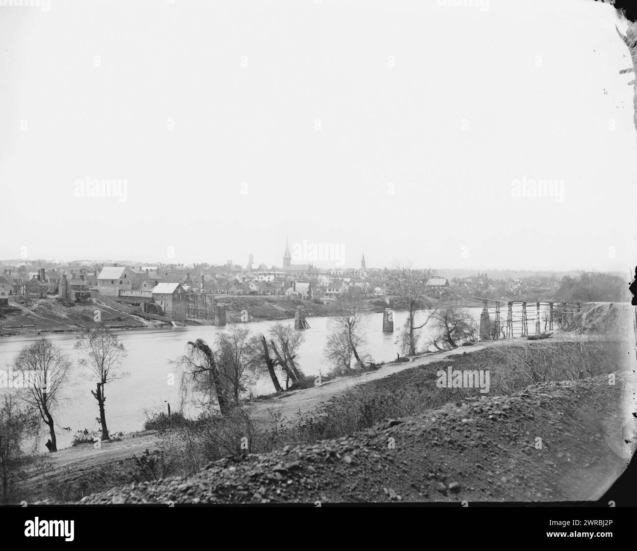 Fredericksburg, Virginia. View of town from east bank of the Rappahannock, O'Sullivan, Timothy H., 1840-1882, photographer, 1863 Mar., United States, History, Civil War, 1861-1865, Glass negatives, 1860-1870, Stereographs, 1860-1870, 1 negative: glass, stereograph, wet collodion, 4 x 10 in Stock Photo