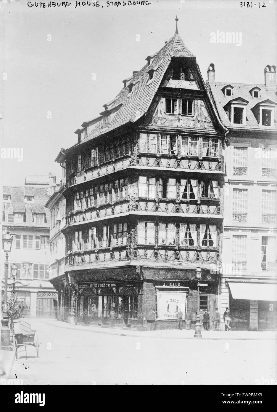 Guttenburg House i.e., Maison Kammerzell, Strasbourg, Photograph shows the Maison Kammerzell also known as the Altes Haus and Maison Vielle, Strasbourg, France. The house has no connection to Johannes Gutenberg., between ca. 1910 and ca. 1915, Strasbourg, Glass negatives, 1 negative: glass Stock Photo