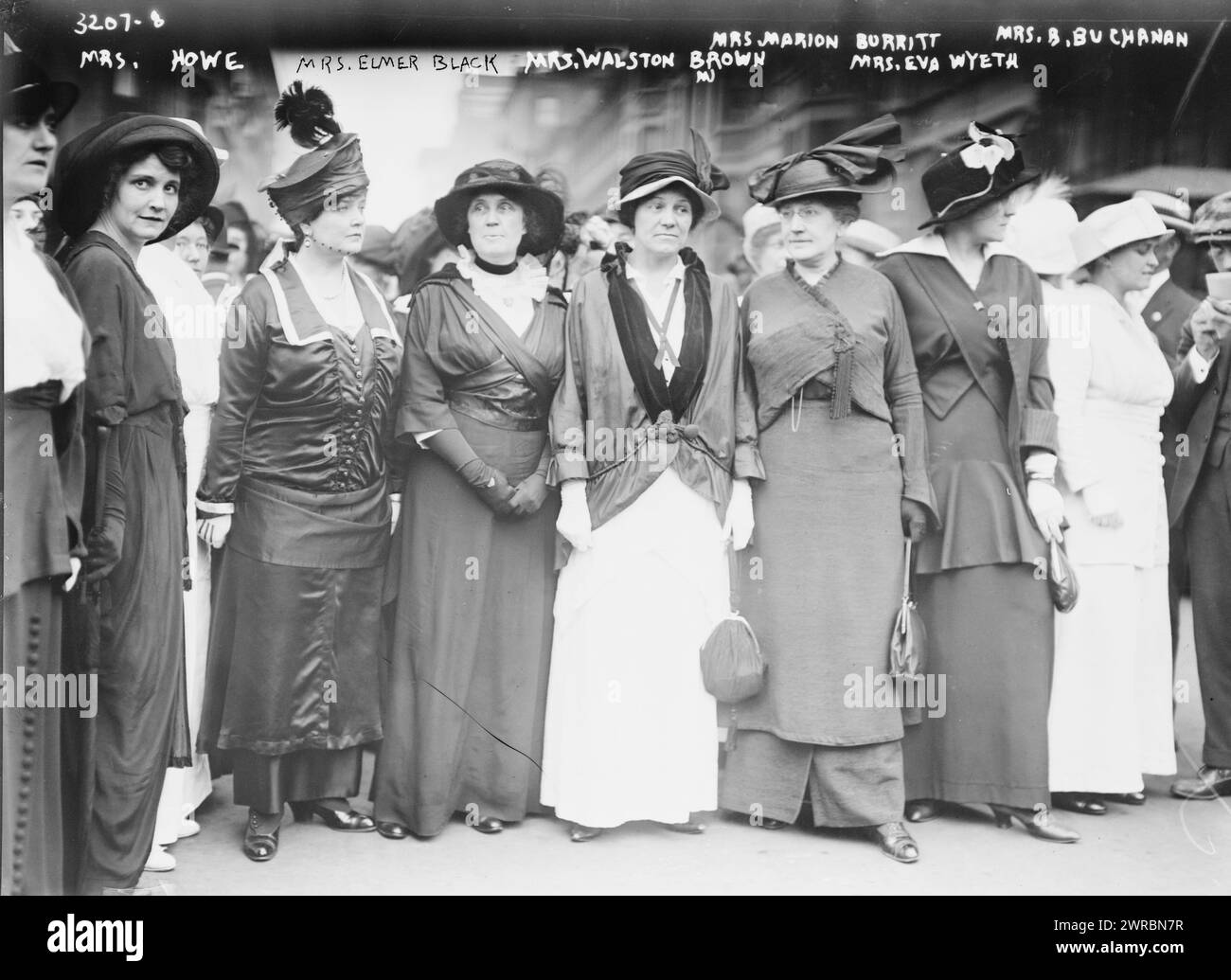 Mrs. Howe, Mrs. Elmer Black, Mrs. Walston Brown, Mrs. Marion Burritt Mrs. B. Buchannan, Mrs. Eva Wyeth, Photograph shows Margaret Vale Howe, Madeleine Powell Balck, chair of the American Peace and Arbitration League, Eve Rovert Ingersoll Brown and Miss Marion T. Burritt. Women were participants in a women's peace parade down Fifth Avenue in New York City on August 29, 1914, shortly after the start of World War I., 1914 Aug. 29, Glass negatives, 1 negative: glass Stock Photo