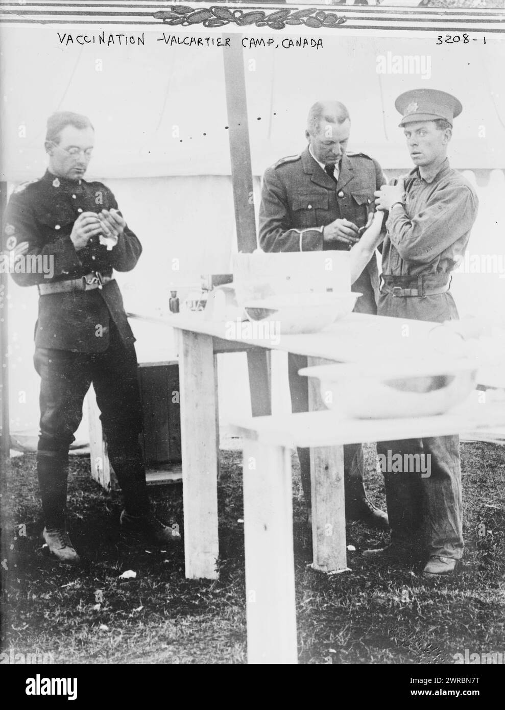 Vaccination, Valcartier Camp, Canada, Photograph shows Canadian soldier being vaccinated at Canadian Forces Base Valcartier, Saint-Gabriel-de-Valcartier, Quebec. The camp was established in August 1914 as part of the mobilization of the Canadian Expeditionary Force at the beginning of World War I., between ca. 1914 and ca. 1915, World War, 1914-1918, Glass negatives, 1 negative: glass Stock Photo