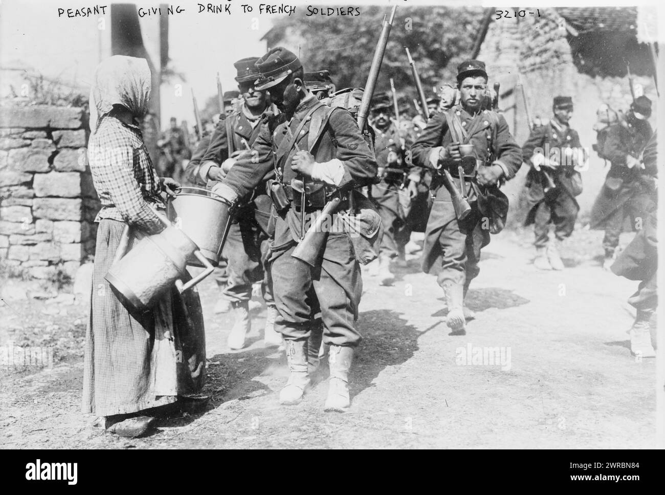 Peasant giving drink to French soldiers, Photograph shows a woman giving water to French soldiers at the beginning of World War I., between ca. 1914 and ca. 1915, World War, 1914-1918, Glass negatives, 1 negative: glass Stock Photo