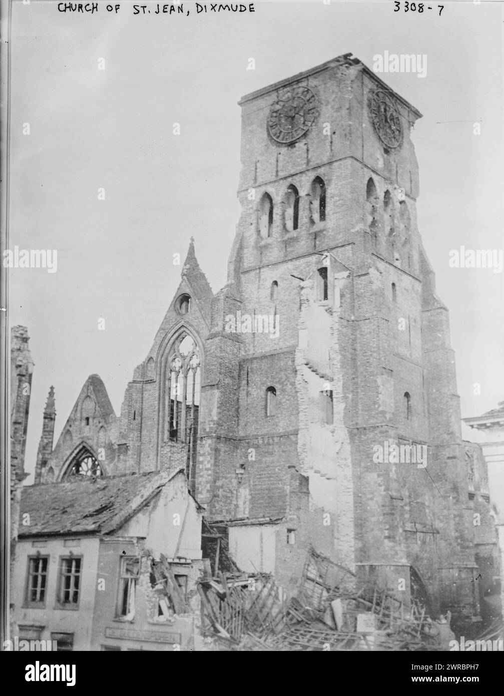 Church of St. Jean, Dixmude, Photograph shows the Church of St. Jean in Diksmuide (Dixmude), Belgium which was damaged during World War I., between ca. 1914 and ca. 1915, Dixmude, Glass negatives, 1 negative: glass Stock Photo