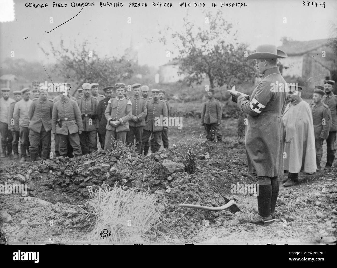 German Field chaplain burying French Officer who died in hospital, Photograph shows German chaplain standing next to a grave with other men, during World War I., 1914, World War, 1914-1918, Glass negatives, 1 negative: glass Stock Photo