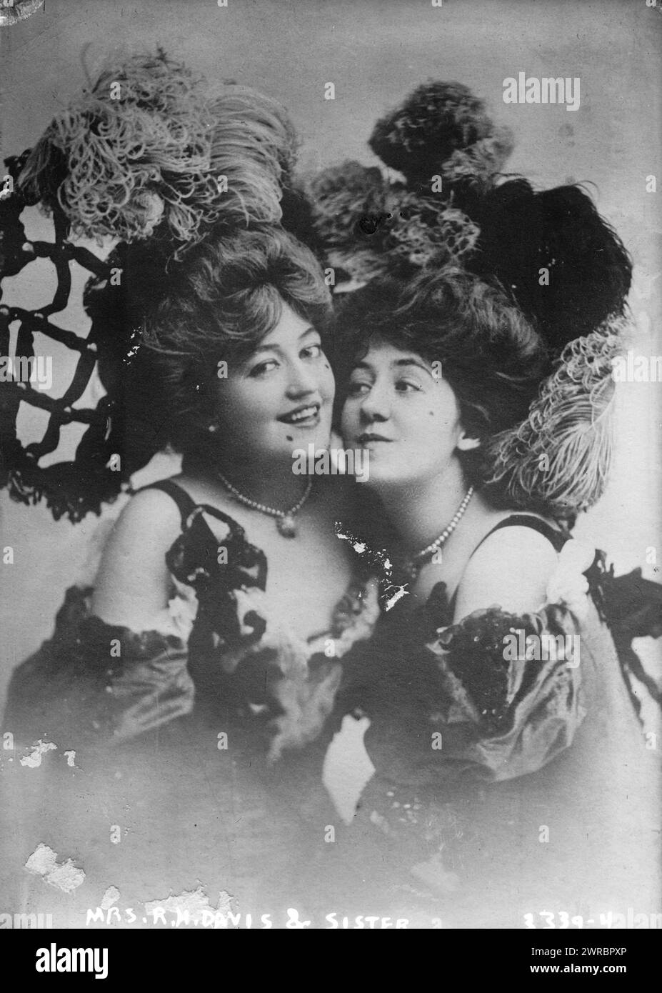 Mrs. R.H. Davis & sister, Photograph shows vaudeville performers Mrs. Richard Harding Davis (Bessie McCoy) (ca 1886-1931) and her sister, Nellie McCoy (right)., between ca. 1910 and ca. 1915, Glass negatives, 1 negative: glass Stock Photo