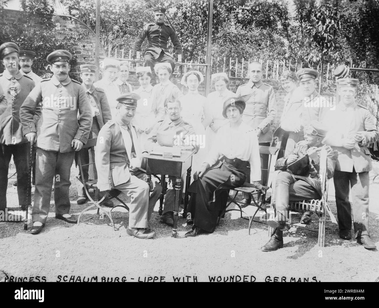 Princess Schaumburg-Lippe Kaiser's sister with wounded Germans, between ca. 1910 and ca. 1915, Glass negatives, 1 negative: glass Stock Photo