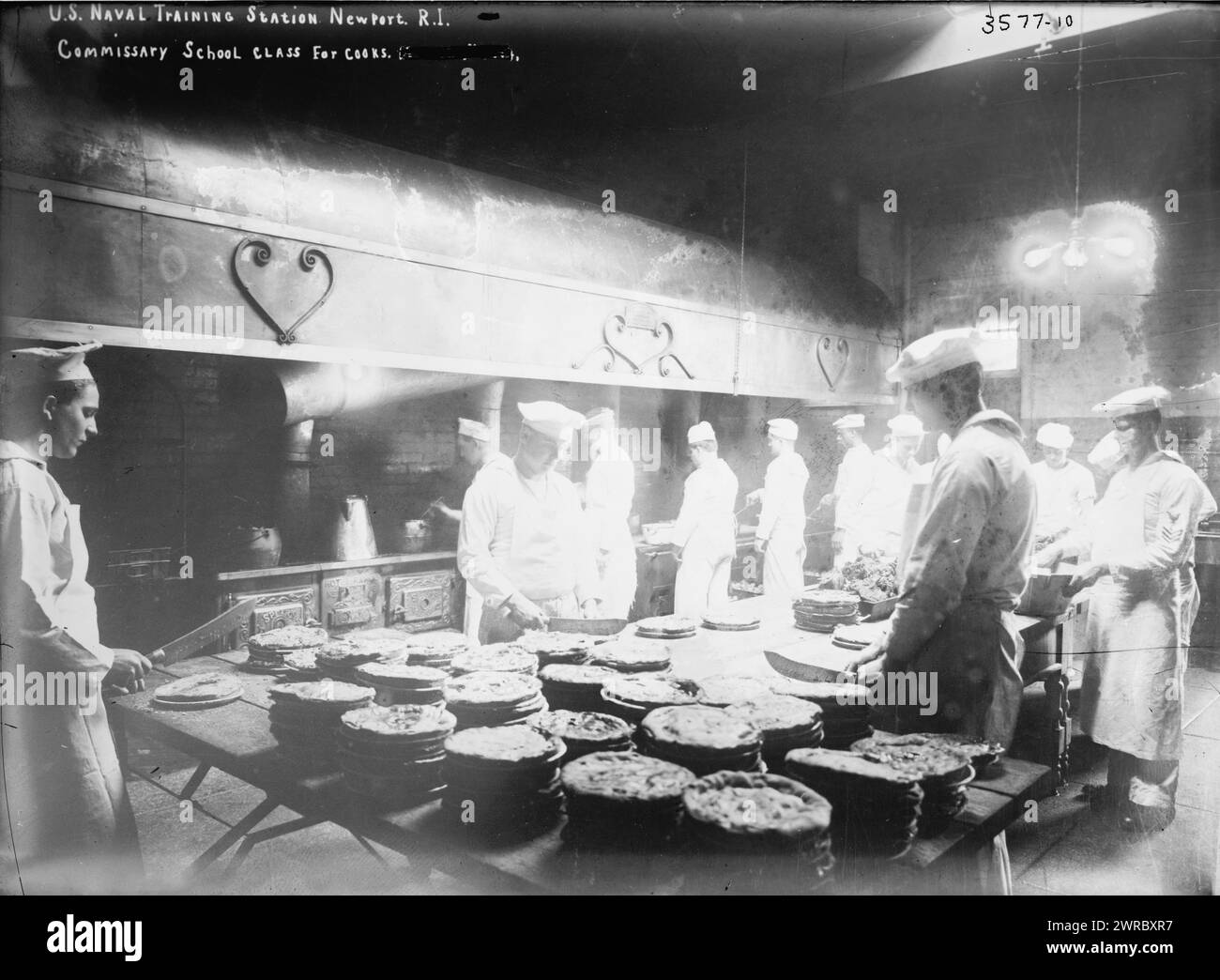 U.S. Naval training station, Newport, R.I., Commissary School class for cooks, between ca. 1910 and ca. 1915, Newport, R.I, Glass negatives, 1 negative: glass Stock Photo