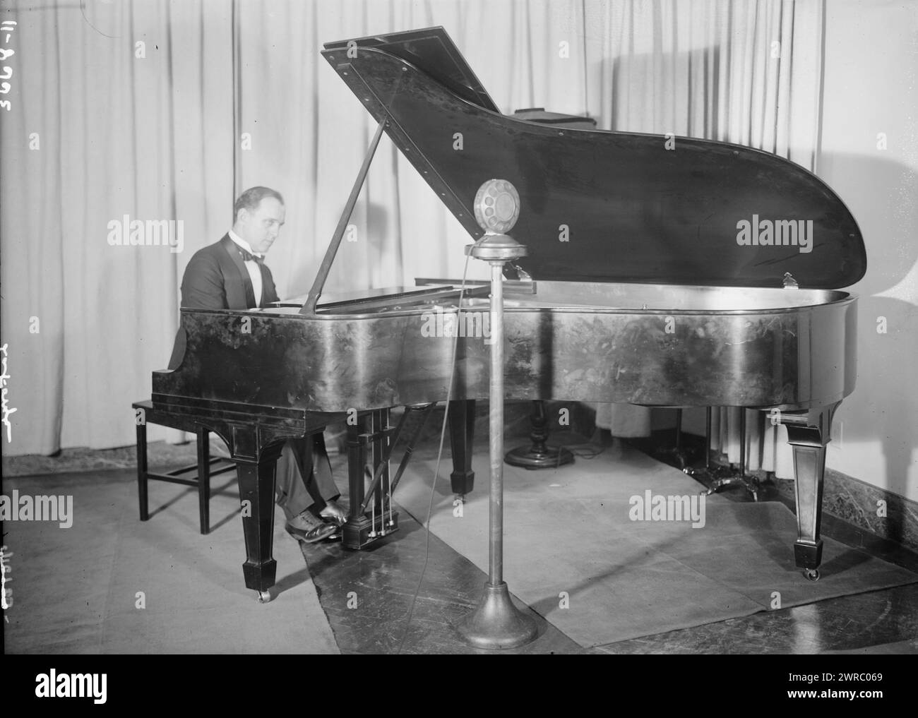 LaForge at piano, Photograph shows Frank LaForge, an American pianist, composer and arranger., 1925 January 16, Glass negatives, 1 negative: glass Stock Photo