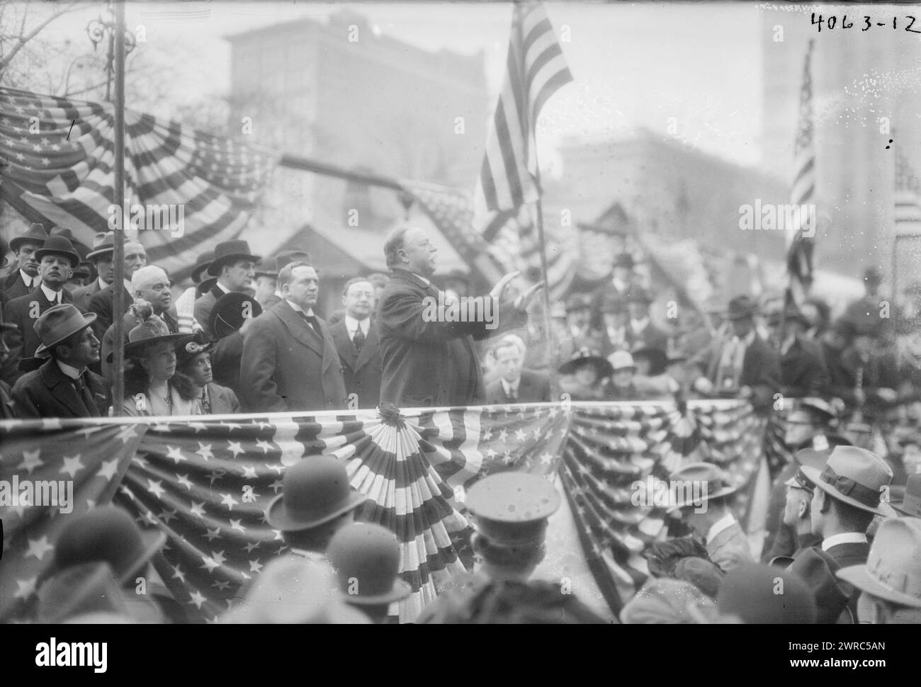 unidentified speaker (W.H. Taft), Photograph shows former president William Howard Taft campaigning for Republican candidate Charles Evans Hughes on Nov. 4, 1916 in Union Square, New York City., 1916 Nov. 4, Glass negatives, 1 negative: glass Stock Photo