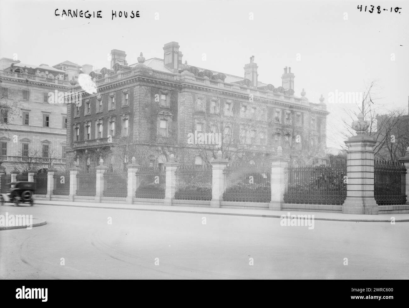 Carnegie House, Photograph shows the mansion home of Andrew Carnagie, at 91st Street and Fifth Avenue, now the Cooper-Hewitt Design Museum, New York City., between ca. 1915 and ca. 1920, Glass negatives, 1 negative: glass Stock Photo
