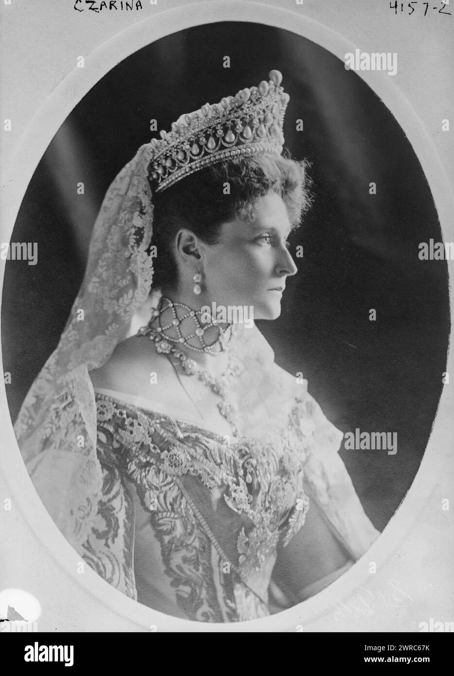 Czarina, Photograph shows a portrait of Alexandra Feodorovna, Alix of Hesse (1872-1918), the Empress Consort of Russia. The imperial presentation photograph was most likely taken in 1908 by photographers Frederick Boasson and Fritz Eggler., between ca. 1908? and 1918, Glass negatives, 1 negative: glass Stock Photo
