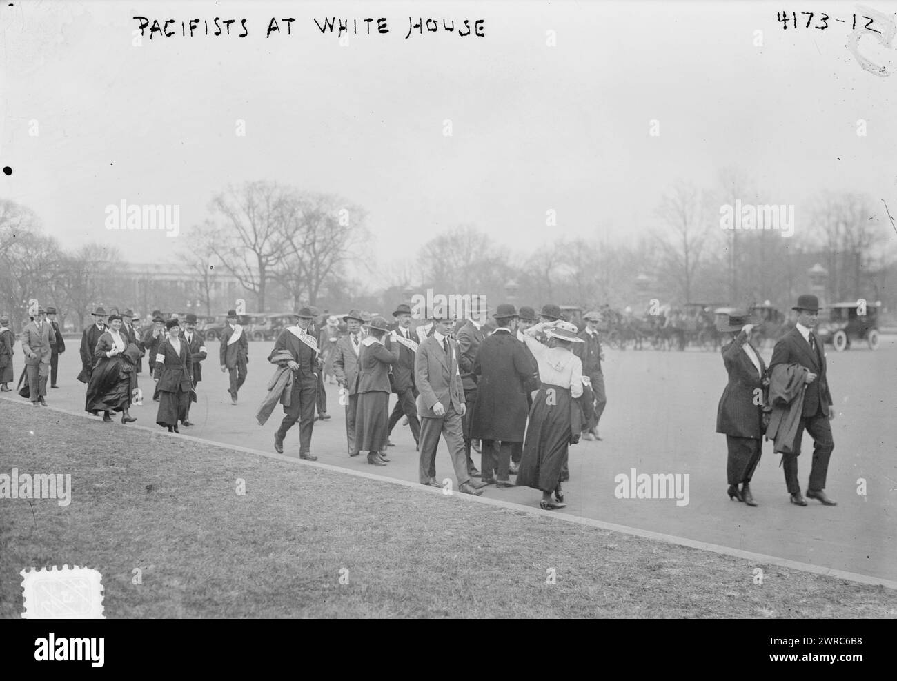 Pacifists at White House i.e. U.S. Capitol, Photograph shows anti-war protesters at the U.S. Capitol rallying against President Wilson's speech to Congress asking for a declaration of war, 1917 April 2, United States, District of Columbia, Washington (D.C.), Glass negatives, 1 negative: glass Stock Photo