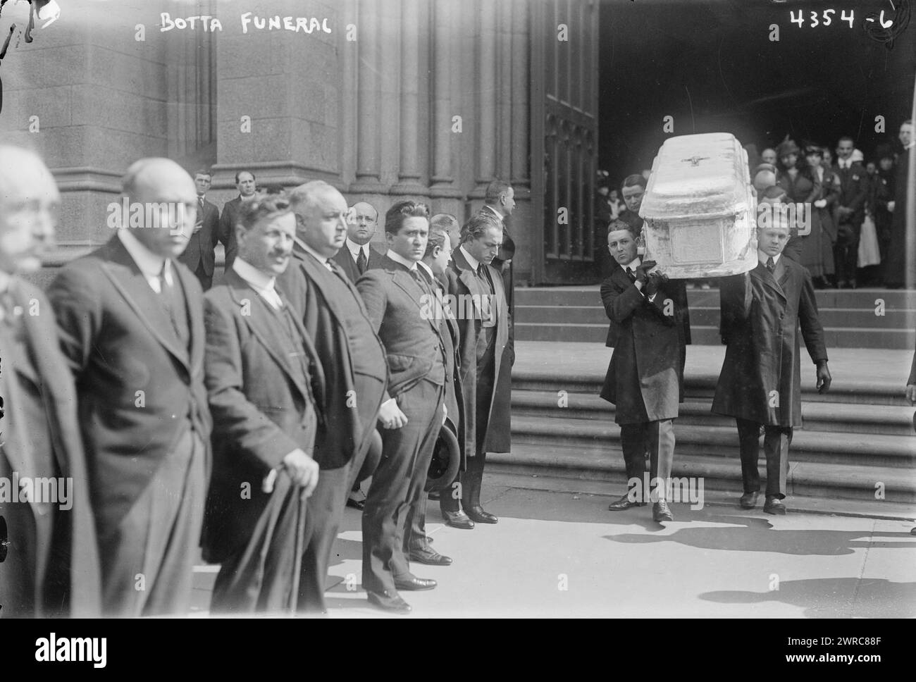 Botta funeral, Photograph shows the funeral of Italian opera singer Luca Botta (1882-1917), which took place on Oct. 3, 1917 in New York City. Pallbearers bringing coffin out of St. Patrick's Cathedral were Pasquale Amato, Giuseppe de Luca, Leon Rothier, Antonio Scotti, Francesca Romei, Giulio Setti, Gennaro Papi, Fernando Carpi, Giulio Crimi, F.C. Coppicus, G. Viafora and Dr. H.H. Curtis., 1917 Oct. 3, Glass negatives, 1 negative: glass Stock Photo