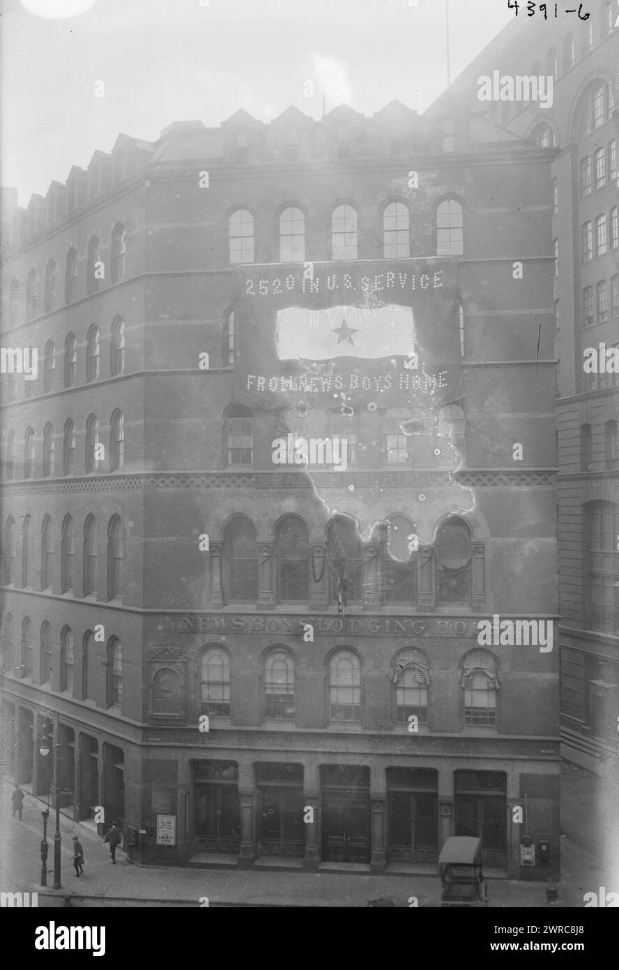Exterior of building with banner reading '2520 in U.S. service from News Boys Home', Photograph shows banner outside the News Boys Lodging House, 9 Duane street, New York City, showing number of people in military service during World War I., between 1917 and 1918, World War, 1914-1918, Glass negatives, 1 negative: glass Stock Photo