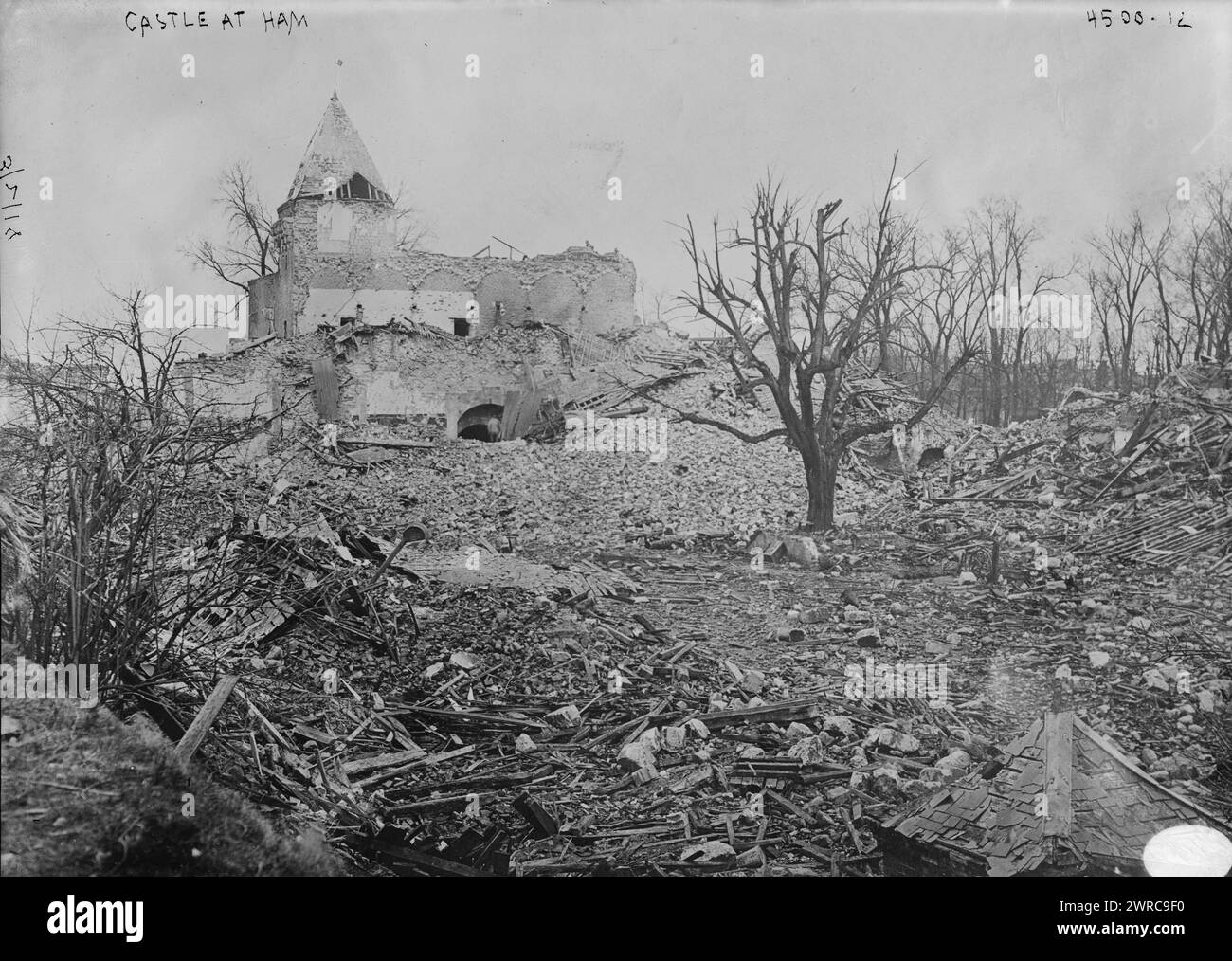Castle at Ham, Photograph shows the Château de Ham (fort or forteresse de Ham), a castle in Ham, Somme department, France which was dynamited by the German forces on March 19, 1917 during World War I., 1918 March 2, World War, 1914-1918, Glass negatives, 1 negative: glass Stock Photo