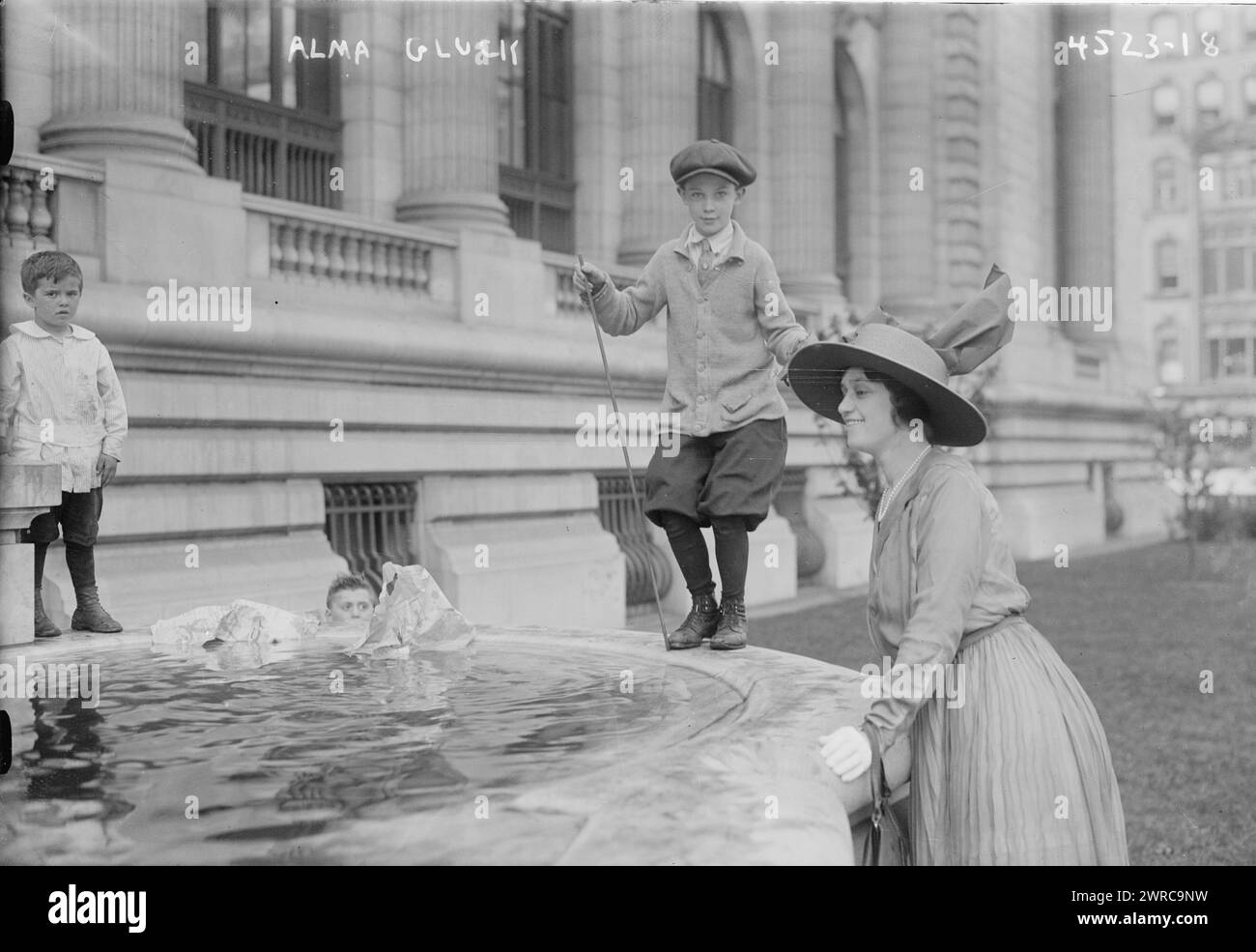 Alma Gluck, Photograph shows RomanianAmerican opera singer Alma Gluck