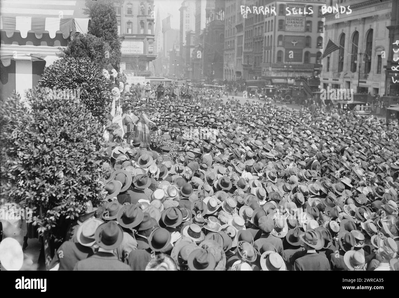 Farrar sells bonds, Photograph shows a concert by soprano opera singer Geraldine Farrar (1882-1967) which was part of the Women's War Relief Association's Liberty Theater in front of the New York Public Library at 5th Avenue and 42nd Street in New York City. Performances and speeches were held to appeal to the public to buy Liberty bonds. The theater was part of the Third Liberty Loan drive, which was held from April 6, 1918 to May 4, 1918 during World War I., 1918 April 15, World War, 1914-1918, Glass negatives, 1 negative: glass Stock Photo