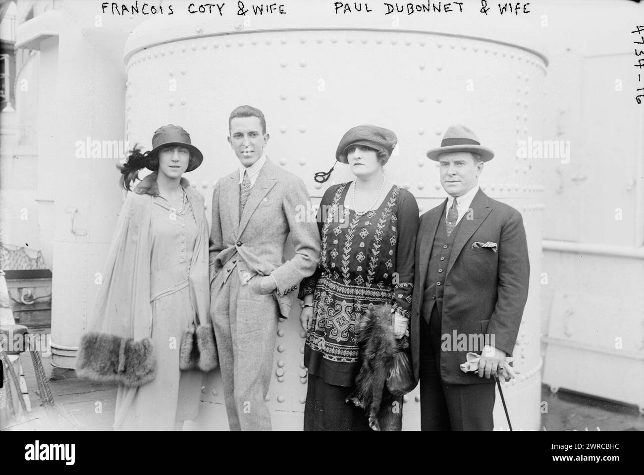 Francois Coty & wife, Paul Dubonnet & wife, Photograph shows (left to right) Mrs. Dubonnet (Christiane Coty), liquor merchant Paul Dubonnet, Mrs. Coty (Yvonne Alexandrine LeBaron), French perfumer Francois Coty., between ca. 1915 and ca. 1920, Glass negatives, 1 negative: glass Stock Photo
