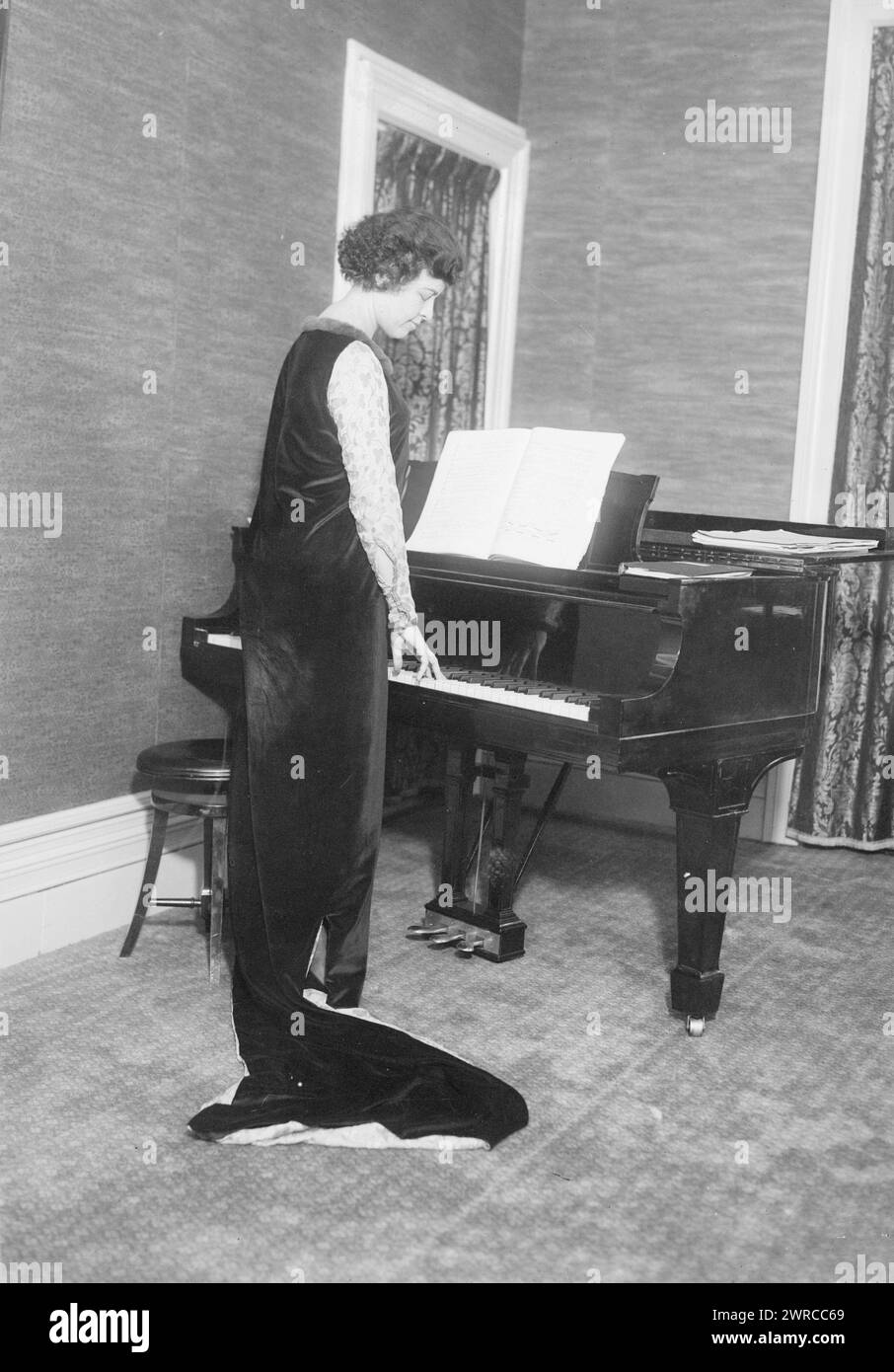 Samaroff, Photograph shows Olga Samaroff (1880-1948), a pianist, music critic and teacher. Her second husband was conductor Leopold Stokowski., between ca. 1915 and ca. 1920, Glass negatives, 1 negative: glass Stock Photo