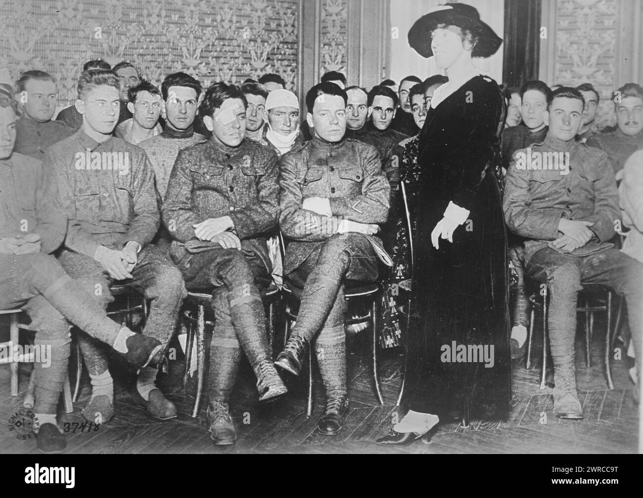 Margaret Wilson, Photograph shows Margaret Wilson, the daughter of President Woodrow Wilson with wounded soldiers at the Red Cross Military Hospital No. 2, Rue 6 Piccini, Paris, France, on November 22, after World War I., 1918 Nov. 22, Glass negatives, 1 negative: glass Stock Photo