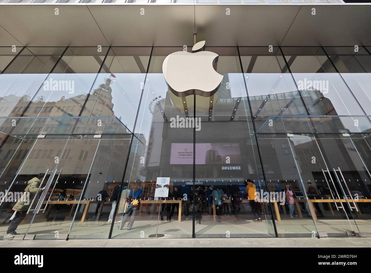 Apple store reading hi-res stock photography and images - Alamy