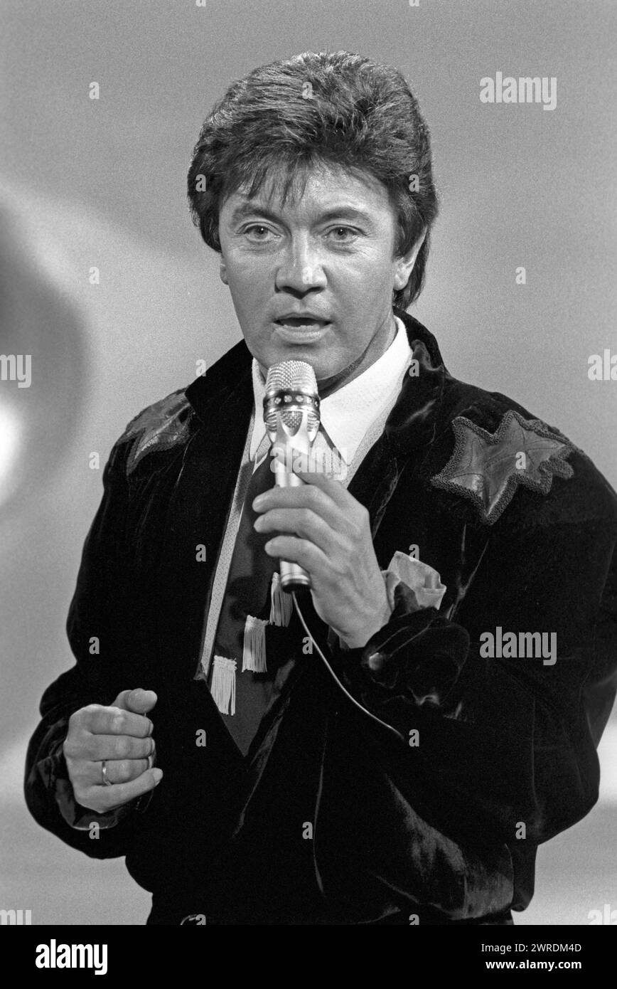 Rex Gildo, Schlagersänger, bei einem Fernsehauftritt in Hamburg im Januar 1987 *** Rex Gildo, pop singer, at a television appearance in Hamburg in January 1987 Stock Photo