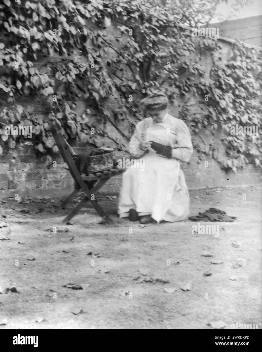 Domestic work 1900 Black and White Stock Photos & Images - Alamy