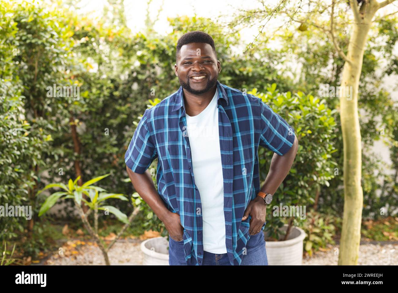 Standing african american hi-res stock photography and images - Alamy