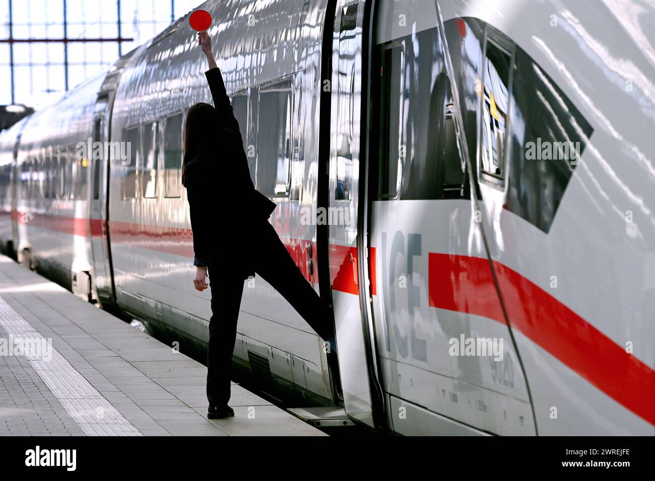 Streik der GDL am 12.03.2024 am Hauptbahnhof in Muenchen. Ein ICE Zug