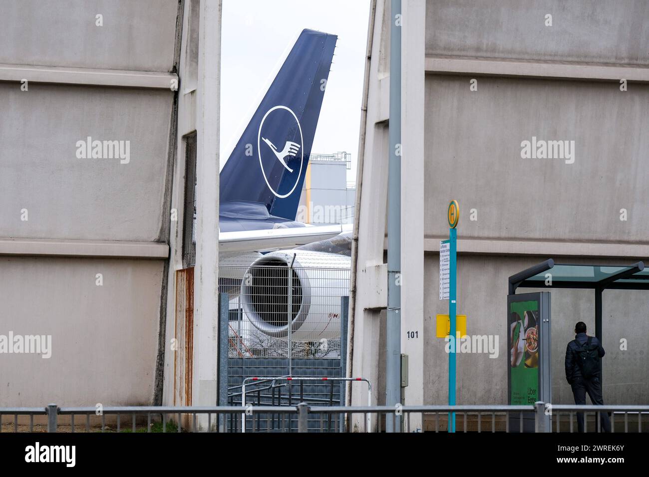 Frankfurt Die Gewerkschaft UFO Unabhaengige Flugbegleiter Organisation hat das Kabinenpersonal der Lufthansa zu einem Streik aufgerufen. Frankfurt am Main, 12.03.2024 Eine abgestellte Maschine der Lufthansa, Die Gewerkschaft UFO Unabhaengige Flugbegleiter Organisation hat das Kabinenpersonal der Lufthansa zu einem Streik aufgerufen. Frankfurt am Main, 12.03.2024 *** Frankfurt The trade union UFO Unabhaengige Flugbegleiter Organisation has called on Lufthansa cabin crew to strike Frankfurt am Main, 12 03 2024 A parked Lufthansa aircraft, The trade union UFO Unabhaengige Flugbegleiter Organisati Stock Photo